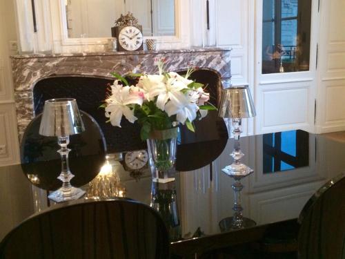 圣迪济耶公园之家住宿加早餐旅馆的一张餐桌,上面有花瓶