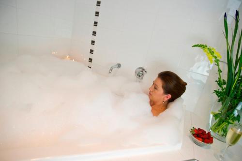 斯昆斯康汽车旅馆公寓的浴缸里充满泡沫的女人