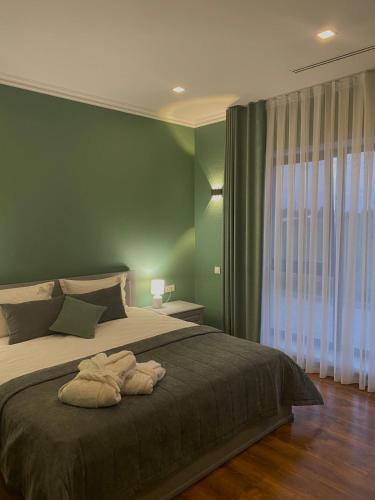 Royal Rest的一间卧室设有一张带绿色墙壁的大床