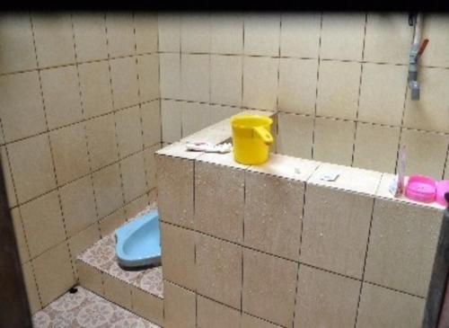 GiripurnoAren Homestay的一间带卫生间和黄色桶的浴室