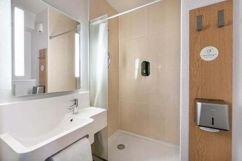 居让梅斯特拉B&B HOTEL Arcachon Gujan-Mestras的浴室配有盥洗盆和带镜子的淋浴