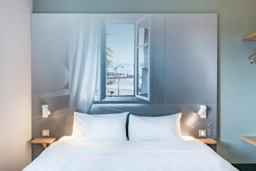 居让梅斯特拉B&B HOTEL Arcachon Gujan-Mestras的一间卧室设有一张床和一个窗口