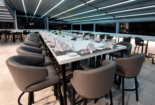 斯法克斯BUSINESS HOTEL SFAX的长长的用餐室配有长桌子和椅子