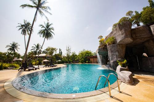攀牙Rnana Grand的棕榈树度假村内的游泳池