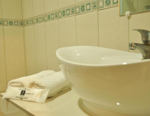 碧瑶碧瑶酒店的浴室设有水槽和柜台上的毛巾