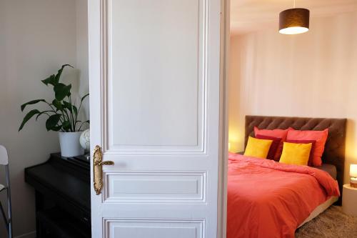 布洛涅-比扬古Anna's Home Sweet Home的一间卧室配有带橙色和黄色枕头的床