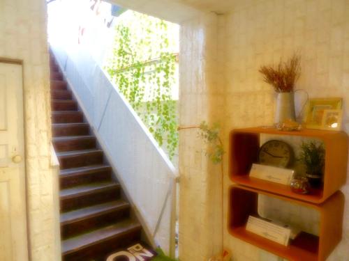 太宰府市SONIC APARTMENT HOTEL的楼梯间内的楼梯