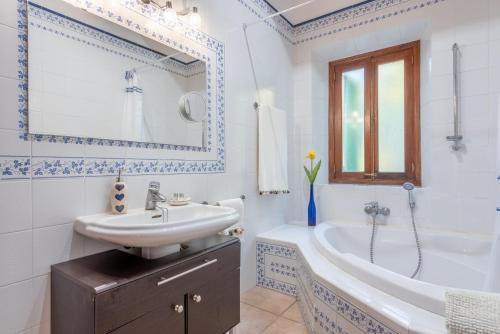 德阿SA VOLTA DE C'AN OLIVER的白色的浴室设有水槽、浴缸和水槽。
