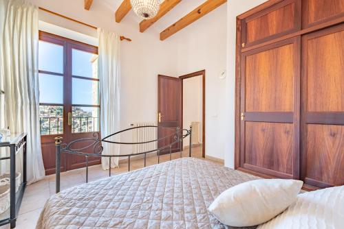 德阿SA VOLTA DE C'AN OLIVER的一间卧室配有一张床和一扇木门