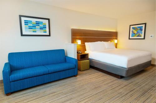Holiday Inn Express & Suites - Las Vegas - E Tropicana, an IHG Hotel客房内的一张或多张床位