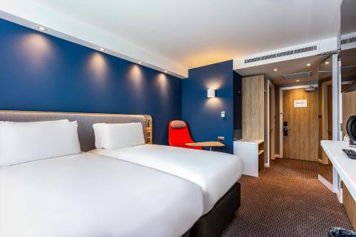 Holiday Inn Express - Bicester, an IHG Hotel客房内的一张或多张床位