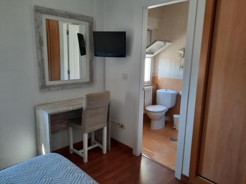 穆罗斯穆拉达纳酒店的一间带卫生间的浴室和一张带镜子的书桌