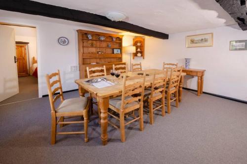 格拉斯米尔Stickle Cottage, Great Langdale的一间带木桌和椅子的用餐室