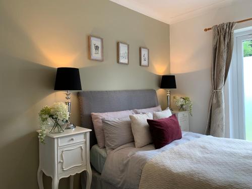Fen Drayton索恩之家住宿加早餐旅馆的一间卧室配有一张床、两盏灯和一个窗户。