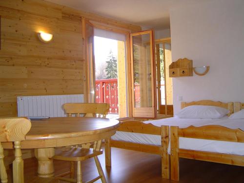 布里德莱班小屋酒店的一间卧室配有一张床、一张桌子和一个窗户。