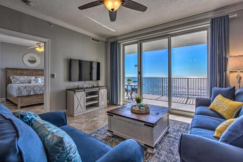 巴拿马城海滩Beachfront PCB Condo with Ocean Views and Pool Access!的客厅配有蓝色的沙发和电视