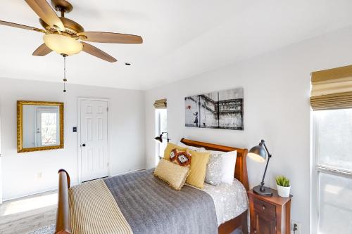 塞金Guadalupe Oasis的一间卧室配有一张带吊扇的床