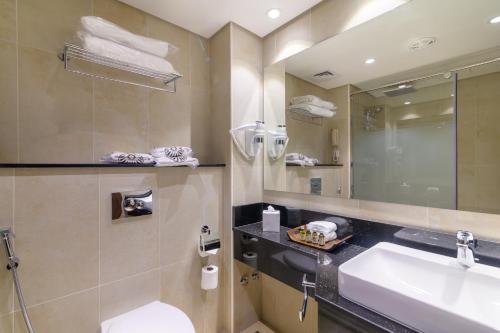 杰贝尔丹那Dhafra Beach Hotel的一间带水槽和镜子的浴室