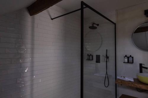 杜柏vakantiewoning maison doute的浴室里设有玻璃门淋浴