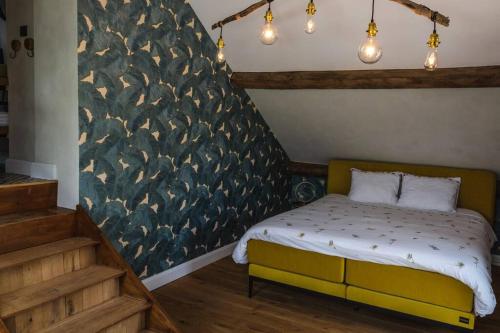 杜柏vakantiewoning maison doute的一间卧室配有床和鸟墙