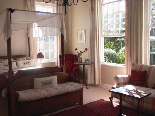 乔治迪瓦恩维斯旅馆的客厅配有床、沙发和窗户