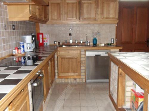 Les RiessesThe ideal spot for a family reunion的厨房配有木制橱柜和台面