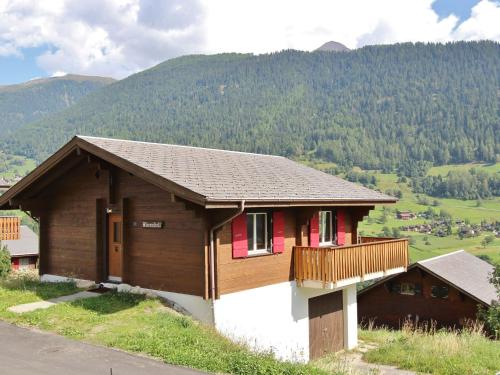 菲施Attractive chalet in Fiesch Wiler with views的山丘上带阳台的木屋