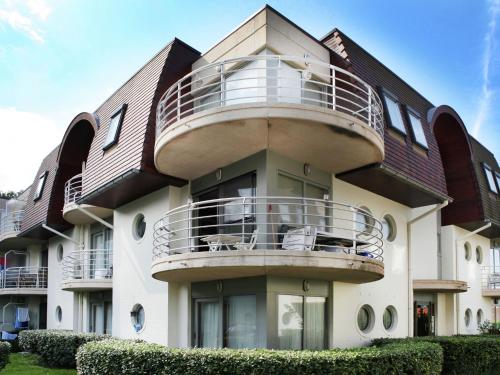 布列登Stylish Apartment in Bredene with Pool的旁边带阳台的建筑