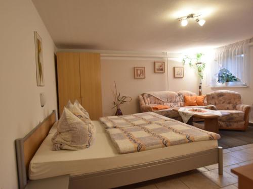 克吕茨Lovely Apartment near Sea in Klutz的一间卧室设有一张床和一间客厅。