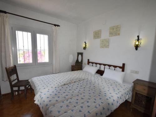 莫莱拉Belvilla by OYO Casa Kola的白色的卧室设有床和窗户