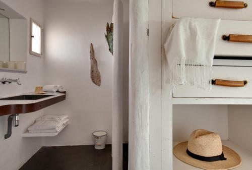 圣马迪拉莫洛奇圣海伦旅馆的坐在地板上的浴室里的一个帽子