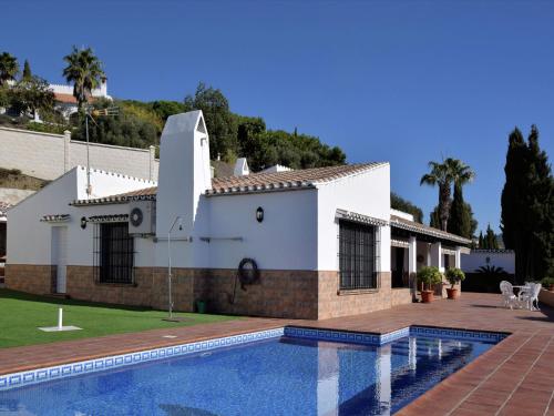 阿尔加罗沃Belvilla by OYO Casa Loli的一座房子前面设有游泳池