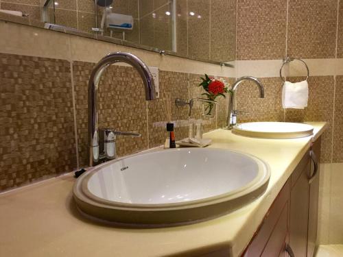 威廉斯塔德Curacao Suites Hotel的一间带两个水槽和两个水龙头的浴室