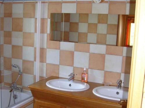 勒梅尼勒Cozy chalet with a dishwasher, in the High Vosges的浴室设有2个水槽和镜子