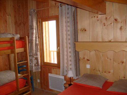 勒梅尼勒Chalet in Le Thillot with Skiing & Horse Riding Nearby的一间卧室配有双层床和窗户。