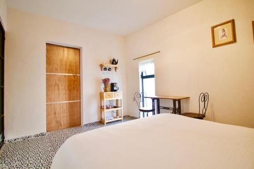 库埃纳瓦卡Hermosa Suite Privada en Casa Holística的卧室配有白色的床和桌子