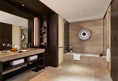 武汉武汉光谷凯悦酒店的一间带大浴缸和水槽的浴室
