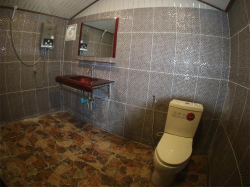 Ban Phu Punไร่กะหล่ำหวาน ภูทับเบิก的一间带卫生间和水槽的浴室