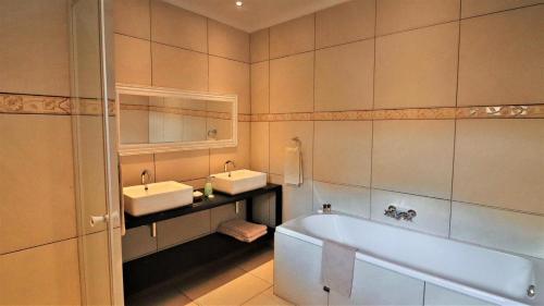 内尔斯普雷特Guest House Mamma Mia的浴室配有两个盥洗盆和浴缸。