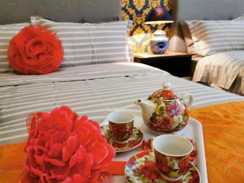八打灵再也Lovelyhome@SunwayGeo/ SunMed/ Lagoon/ BRT的床上的茶杯和酱油托盘