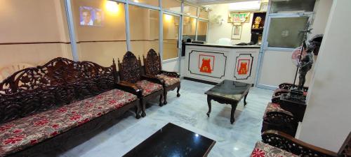 马杜赖Hotel Temple View的客厅配有沙发和桌子。