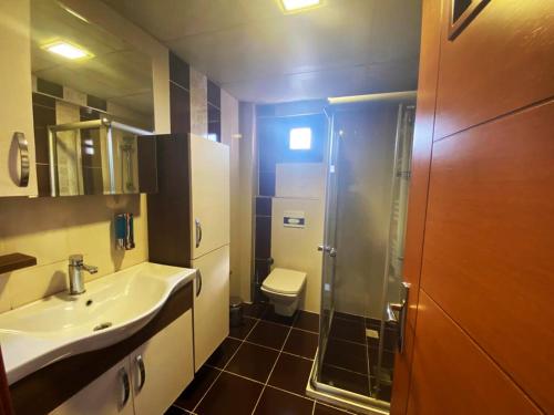 马尼萨My Rezidance Hotel的带淋浴、盥洗盆和卫生间的浴室