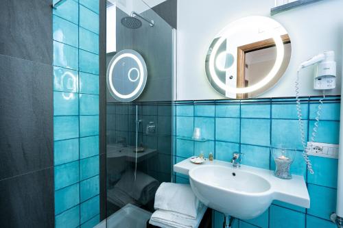阿马尔菲尔考勒迪阿茂菲住宿加早餐酒店的蓝色瓷砖浴室设有水槽和镜子