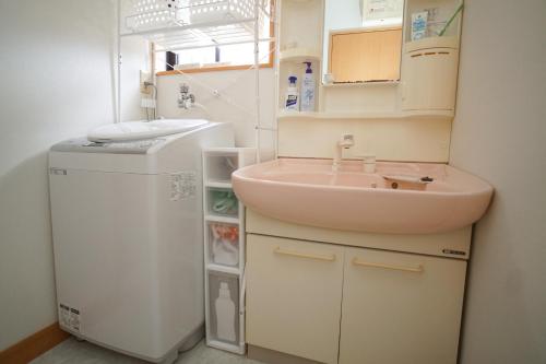 近江八幡市薬水君近江八幡水郷民泊貸し切り的一间带水槽和小冰箱的小浴室