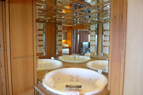 戛纳Rabelais的一间带四个盥洗盆和大镜子的浴室