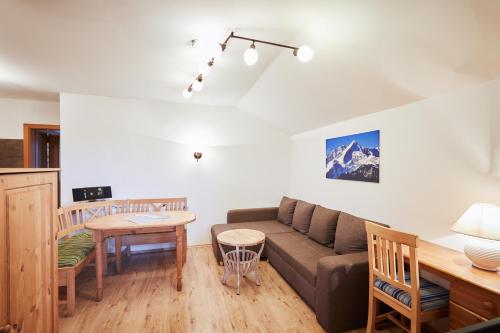 瓦尔高Landhaus Lina的客厅配有沙发和桌子