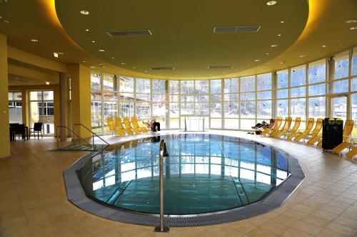 巴特圣莱昂哈德艾格森德巴德圣里奥纳德酒店的一座带椅子的大型游泳池