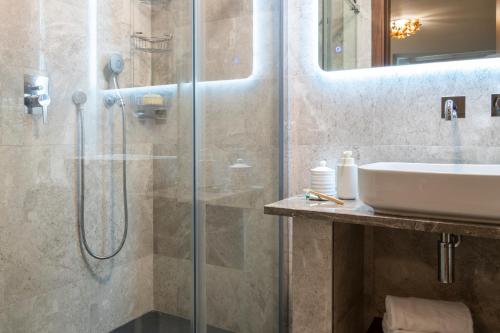 圣朱利安斯Antoniel Suites的带淋浴和盥洗盆的浴室