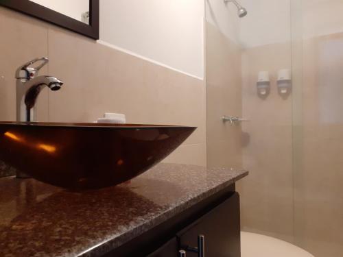 波帕扬Gran Hotel Coral的一间带木水槽的柜台浴室