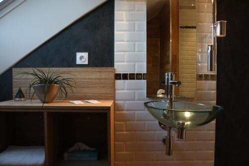 苏特豪姆雅各宾酒店的一间浴室